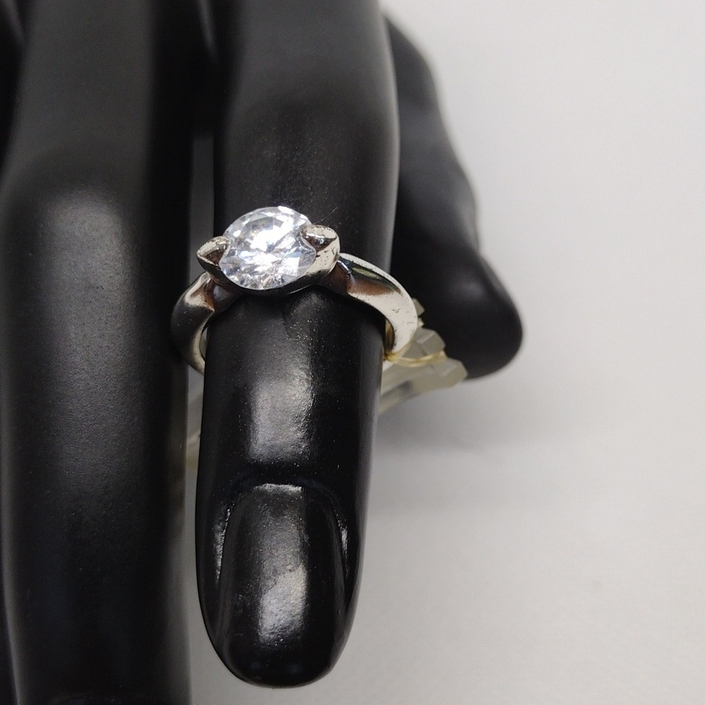 Elegant Silver-Colored Fashion Ring with Clear Stone – Size S, NWOT